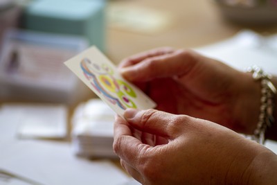 Alizon performing personal tarot reading with tarot cards